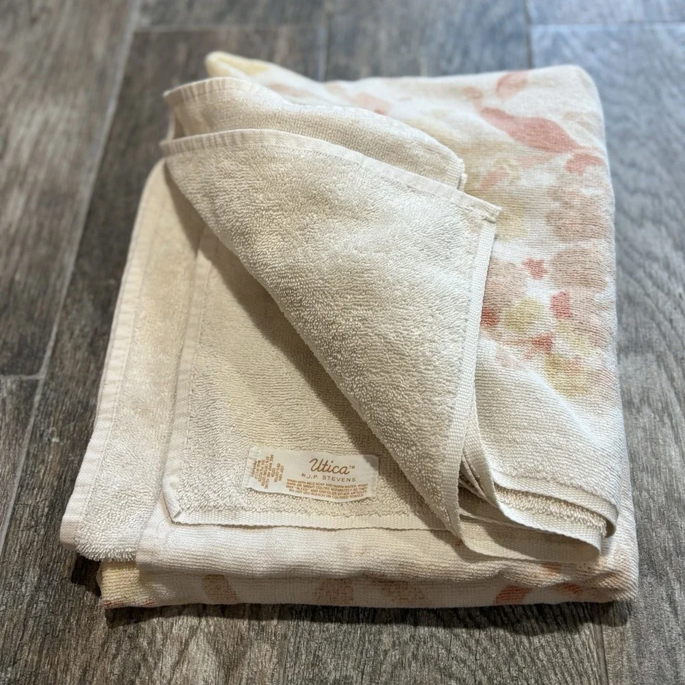 Vtg 1970s Utica JP Stevens Bath Towel Pair MCM 23x41 Floral Pink Cream Beige